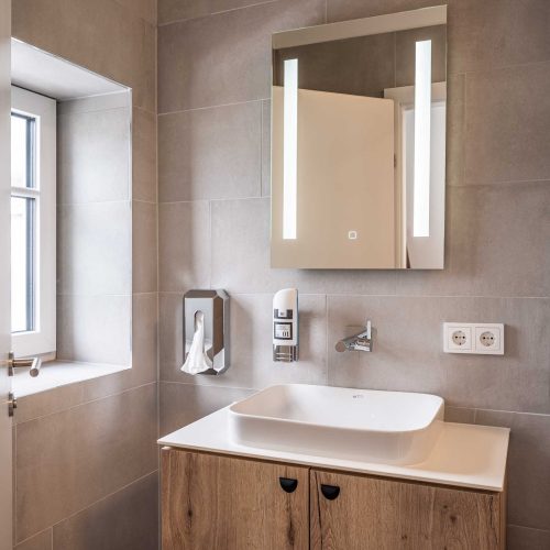 Villa Flöckner Salzburg - Hotel Dreibettzimmer Bad