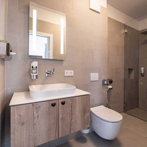 Villa Flöckner Salzburg - Hotel Vierbettzimmer Bad